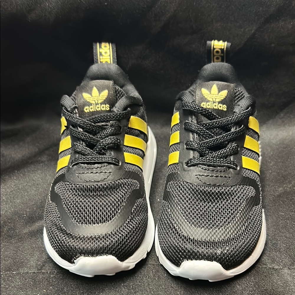 Kid’s  Adidas Toddler Ortholite Shoes (size 5)